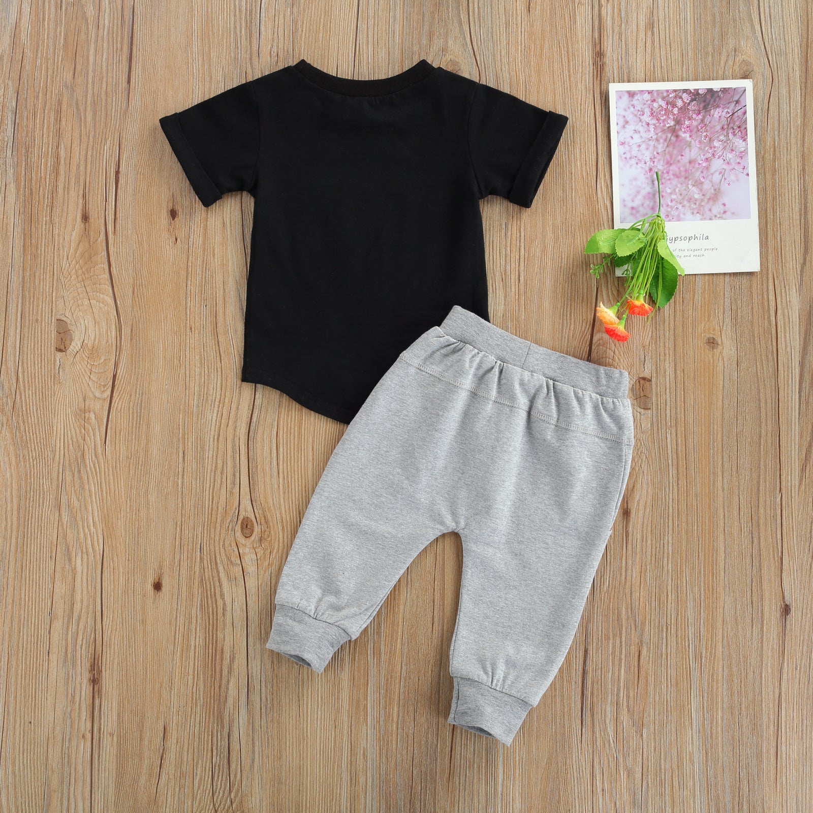 Conjunto deportivo de moda de color liso de camiseta y pantalón para niño