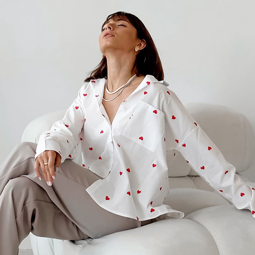 Camisa sencilla y elegante con estampado de corazones