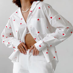 Camisa sencilla y elegante con estampado de corazones