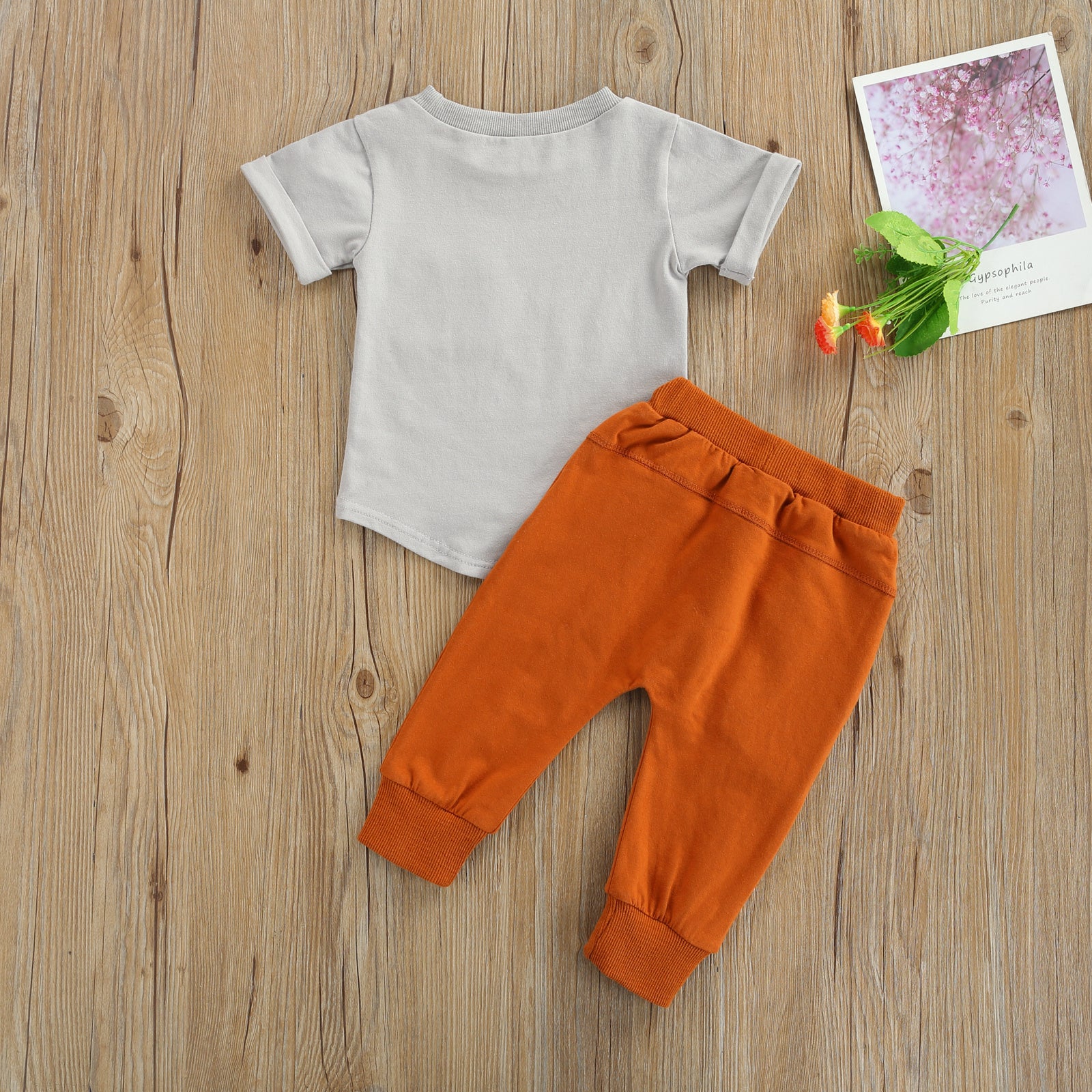 Conjunto deportivo de moda de color liso de camiseta y pantalón para niño