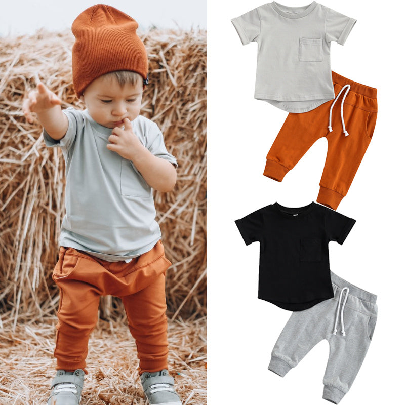 Conjunto deportivo de moda de color liso de camiseta y pantalón para niño