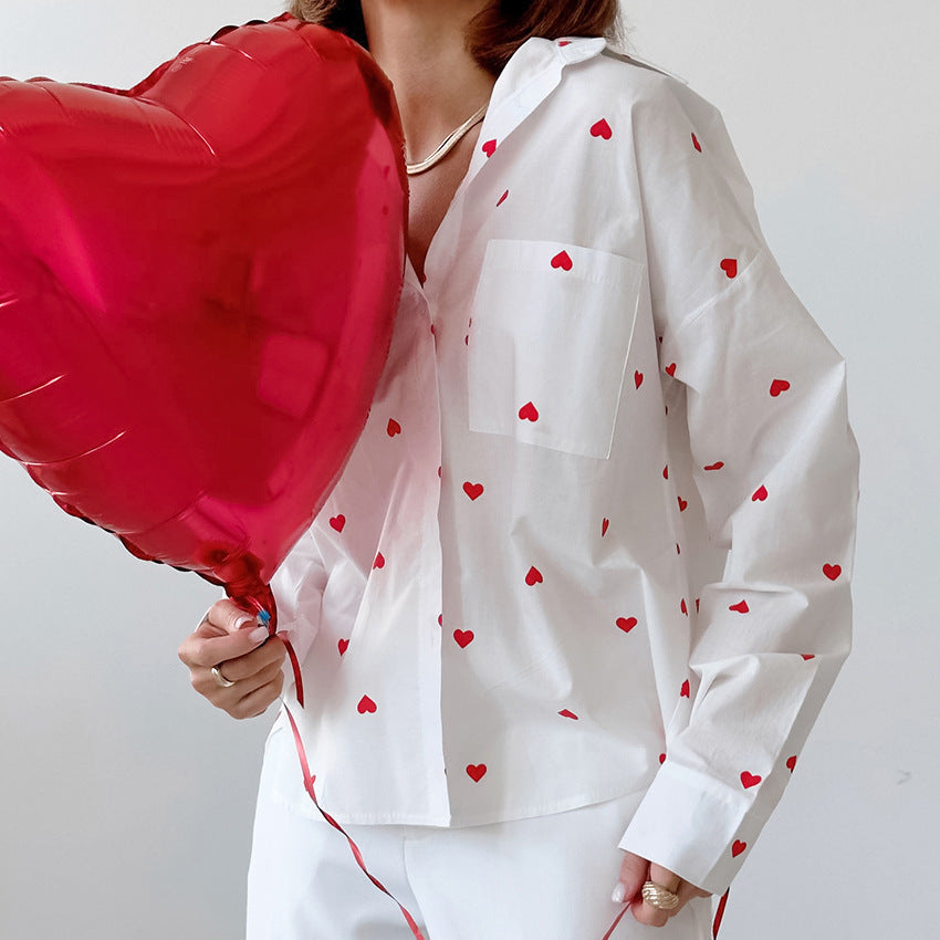 Camisa sencilla y elegante con estampado de corazones