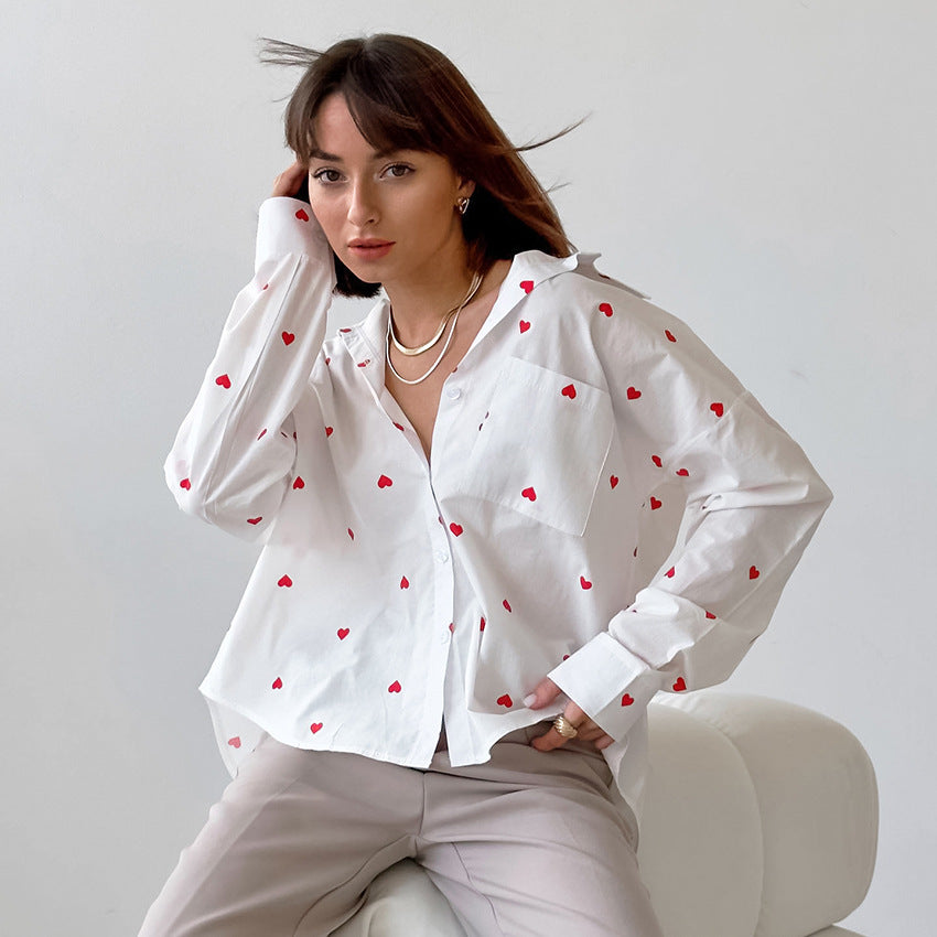 Camisa sencilla y elegante con estampado de corazones