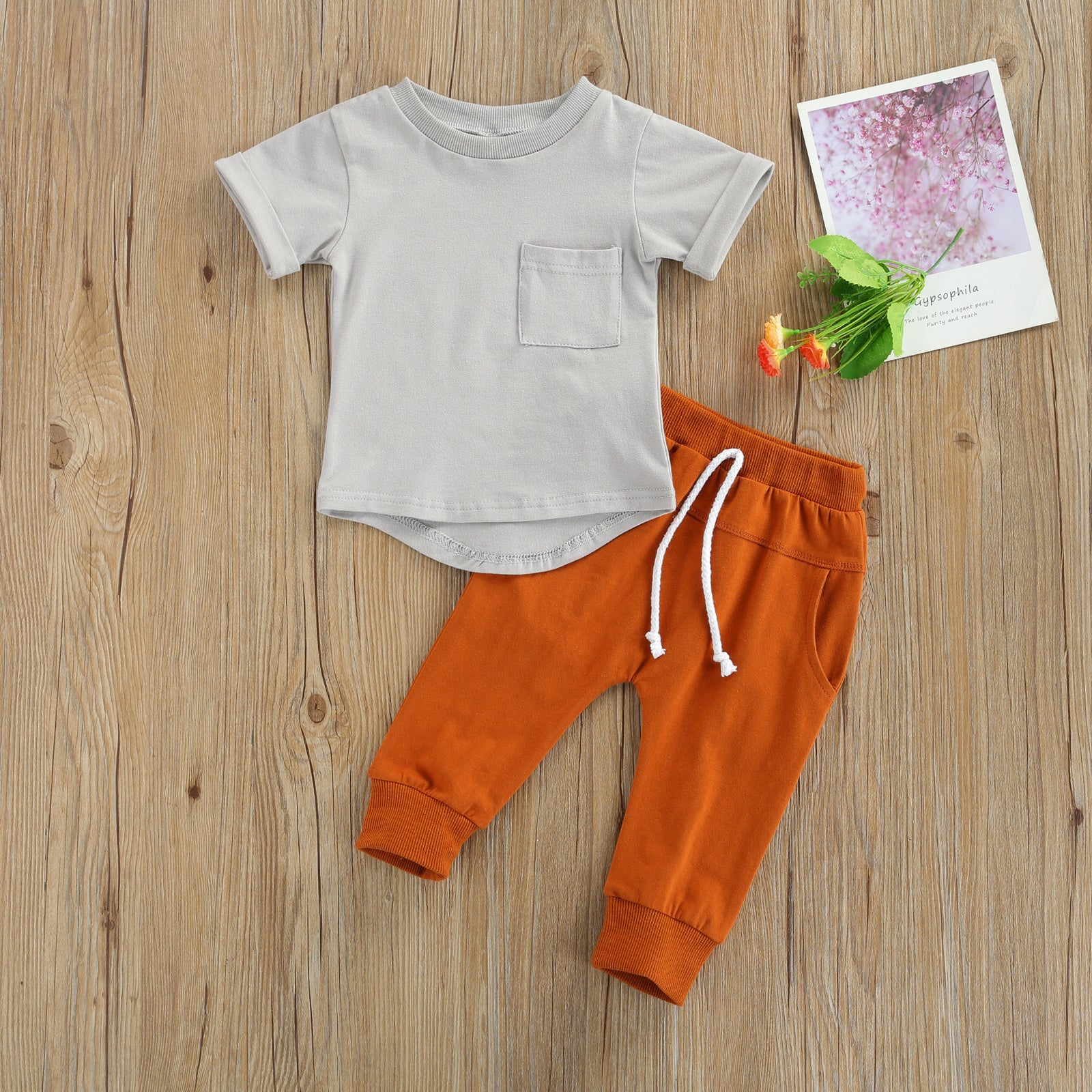 Conjunto deportivo de moda de color liso de camiseta y pantalón para niño